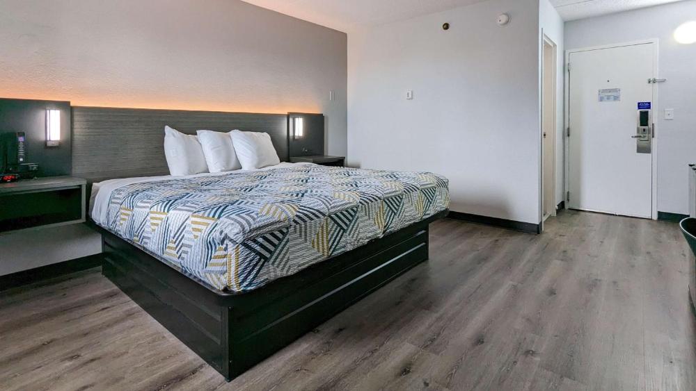 King Room - Non-Smoking interior