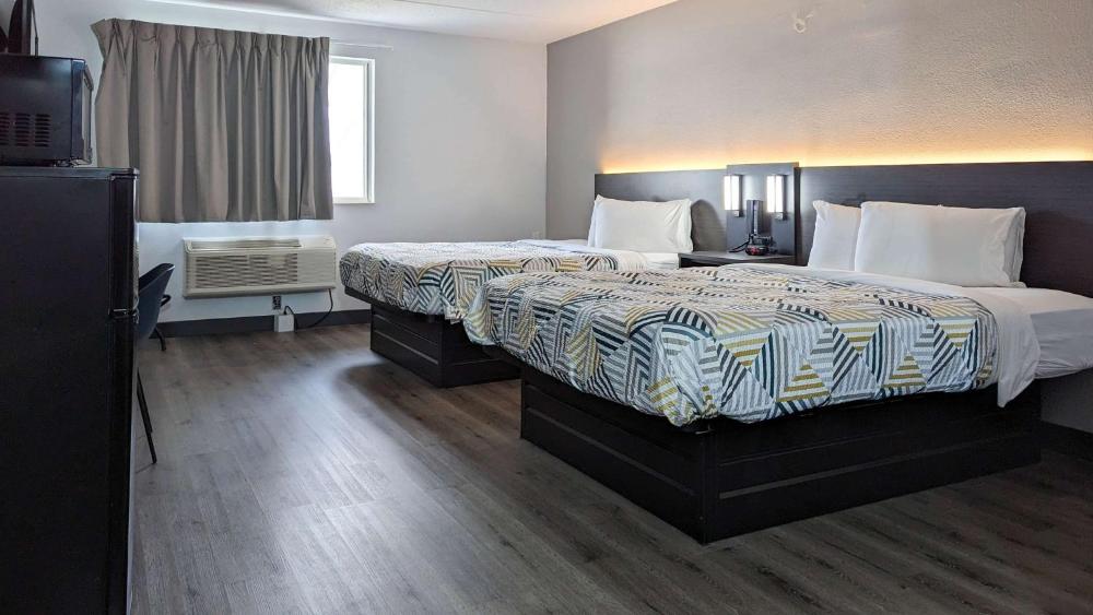 Queen Room with Two Queen Beds - Non-Smoking interior